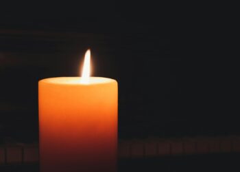 Misturar cascas de laranja com uma vela derretida: para que serve