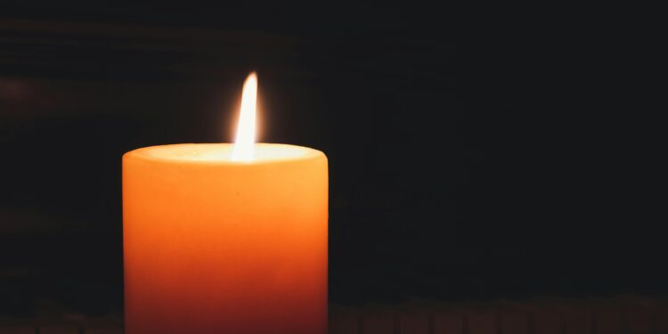 Misturar cascas de laranja com uma vela derretida: para que serve