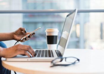 Esqueça home office: 2026 terá um novo jeito de trabalhar e as empresas estão adorando