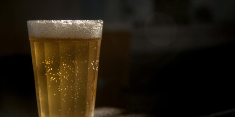 Especialistas elegem a melhor cerveja que os brasileiros podem comprar no mercado