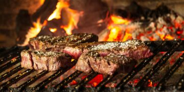 Cozinhar carne com cascas de banana: para que serve e por que recomendam fazer isso
