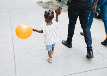 A partir de qual idade a criança já pode andar sozinha na rua?