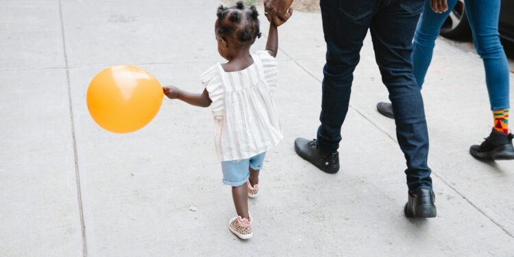 A partir de qual idade a criança já pode andar sozinha na rua?