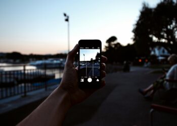 O que significa ter milhares de fotos no celular e nunca olhar, segundo a psicologia