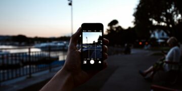 O que significa ter milhares de fotos no celular e nunca olhar, segundo a psicologia