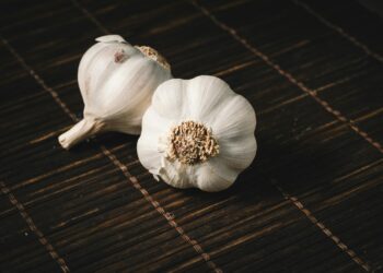 O ritual que está em alta: para que serve colocar alho e canela em uma bolsinha na noite de Ano Novo