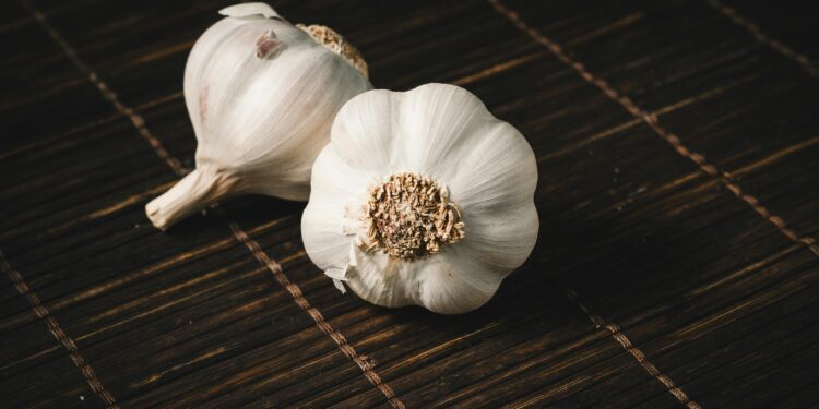 O ritual que está em alta: para que serve colocar alho e canela em uma bolsinha na noite de Ano Novo