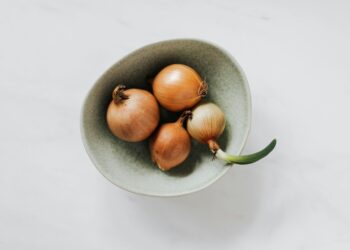 Por que toda dona de casa está colocando uma cebola nos armários dos sapatos