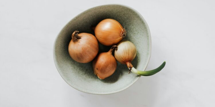 Por que toda dona de casa está colocando uma cebola nos armários dos sapatos