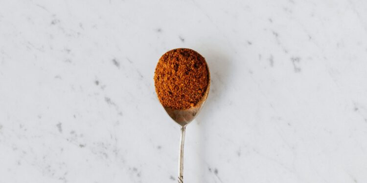 Onde colocar um recipiente com canela para atrair abundância neste mês, segundo o Feng Shui