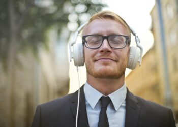 O que significa ouvir música muito alta, segundo a psicologia