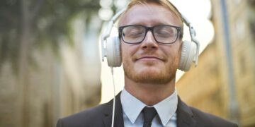 O que significa ouvir música muito alta, segundo a psicologia