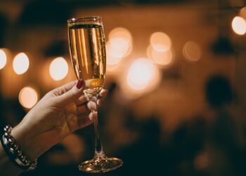 Quem tem pressão alta deve evitar certas bebidas no Ano-Novo, dizem especialistas