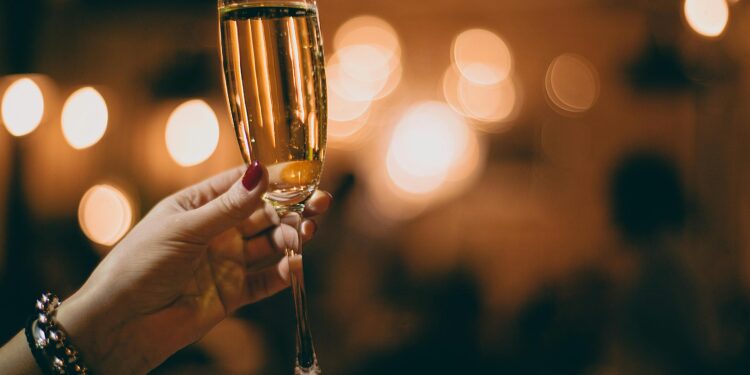 Quem tem pressão alta deve evitar certas bebidas no Ano-Novo, dizem especialistas