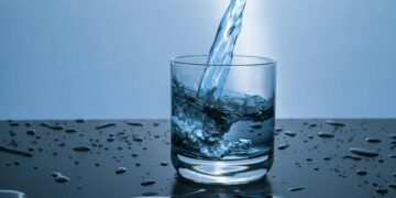 O que significa deixar o último gole de água, segundo a psicologia