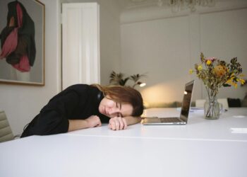 Dormiu pouco durante a noite? A rotina de 30 minutos para “resetar” o cérebro e salvar o dia