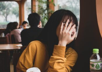 A cor que as pessoas tímidas usam para evitar a atenção do público