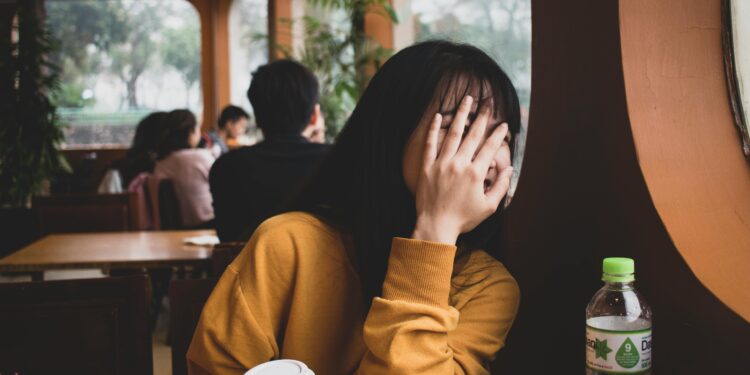 A cor que as pessoas tímidas usam para evitar a atenção do público