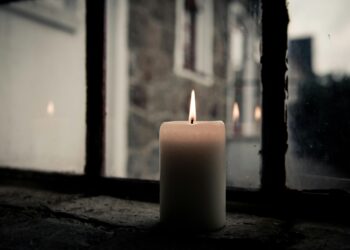 Técnica simples com vela ajudar seu cérebro a desacelerar