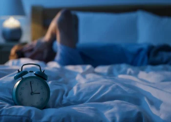 Especialista no sono revela: quem tem dificuldade para dormir jamais deve comer esse tipo de alimento