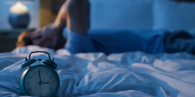 Especialista no sono revela: quem tem dificuldade para dormir jamais deve comer esse tipo de alimento