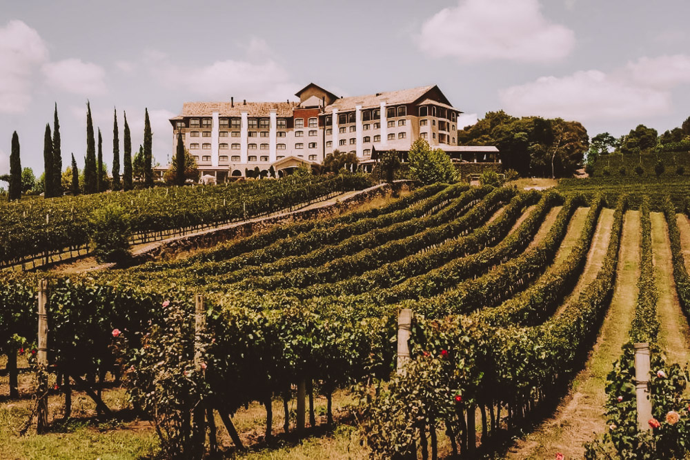 Cidade conhecida como a “Capital dos Vinhos” fica no Sul do Brasil e virou refúgios dos casais apaixonados