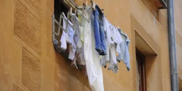 O síndico pode multar você por estender roupa na janela ou na sacada do apartamento?