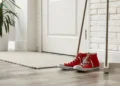 Tirar o sapato para entrar em casa parece um gesto de higiene: mas tem algo muito mais profundo por trás