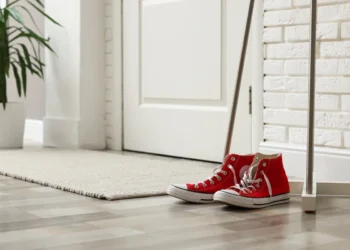 Tirar o sapato para entrar em casa parece um gesto de higiene: mas tem algo muito mais profundo por trás