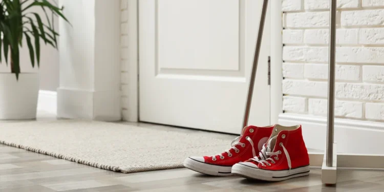 Tirar o sapato para entrar em casa parece um gesto de higiene: mas tem algo muito mais profundo por trás
