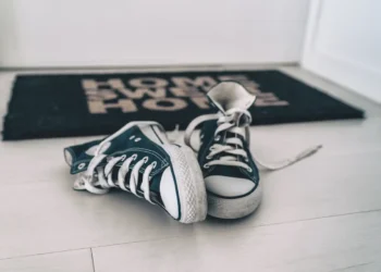 Poucos sabem: por que recomendam colocar arroz dentro dos tênis quando você não os usa