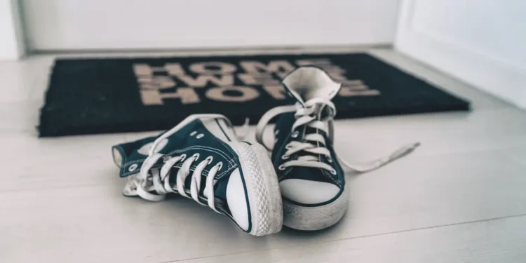 Poucos sabem: por que recomendam colocar arroz dentro dos tênis quando você não os usa