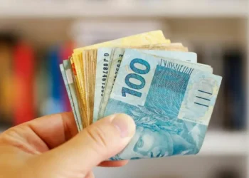 Brasileiros que cumprem esse requisito têm direito a bônus de até R$ 4 mil após o décimo terceiro