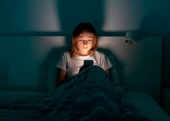 Qual é o hábito noturno que aumenta o risco de doenças cardíacas, segundo Harvard