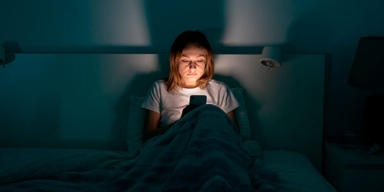 Qual é o hábito noturno que aumenta o risco de doenças cardíacas, segundo Harvard