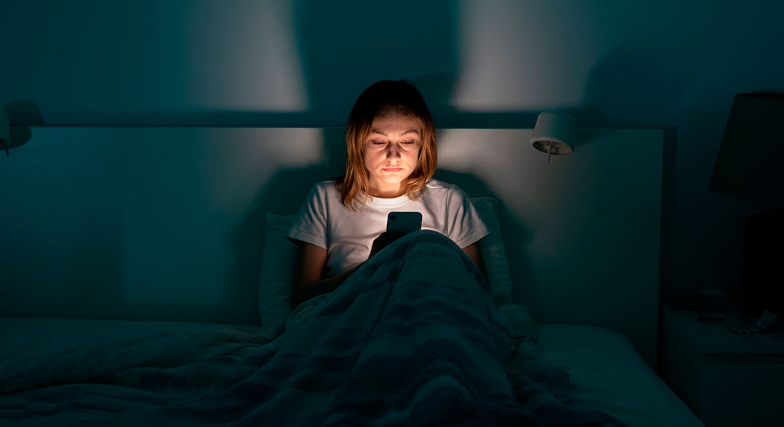 Qual é o hábito noturno que aumenta o risco de doenças cardíacas, segundo Harvard