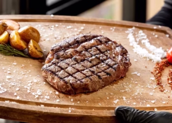 Nem detergente nem desengordurante: como limpar a tábua de cortar carne e deixá-la como nova