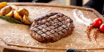Nem detergente nem desengordurante: como limpar a tábua de cortar carne e deixá-la como nova