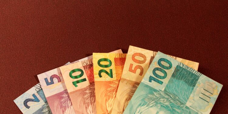 Grana extra antes do fim do ano: brasileiros podem receber até R$ 3.000,00