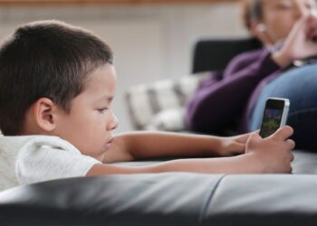 Alerta aos pais: um simples hábito pode elevar o risco de depressão e obesidade nas crianças