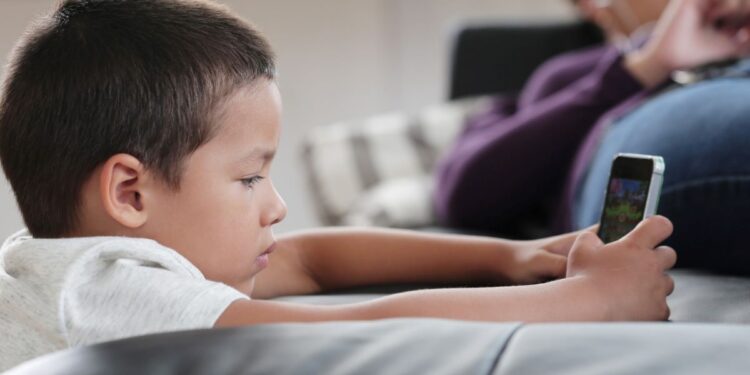 Alerta aos pais: um simples hábito pode elevar o risco de depressão e obesidade nas crianças