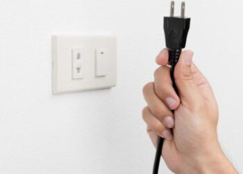 O eletrodoméstico que você não deve ligar nem conectar durante as chuvas para evitar risco de vida