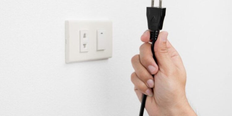 O eletrodoméstico que você não deve ligar nem conectar durante as chuvas para evitar risco de vida