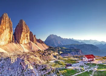 Restaurante de luxo fica dentro de uma montanha e lá é proibido usar o celular