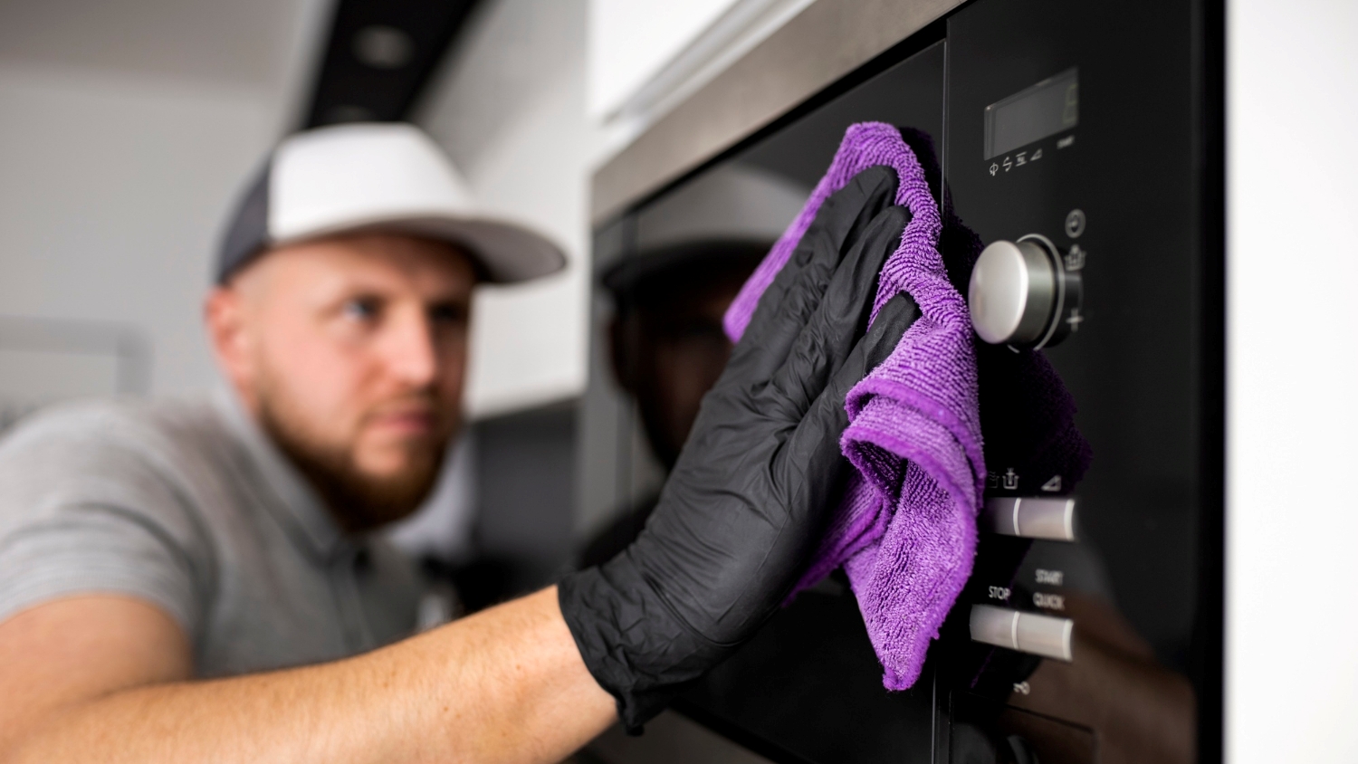 O truque caseiro para eliminar o cheiro do micro-ondas com 3 ingredientes simples