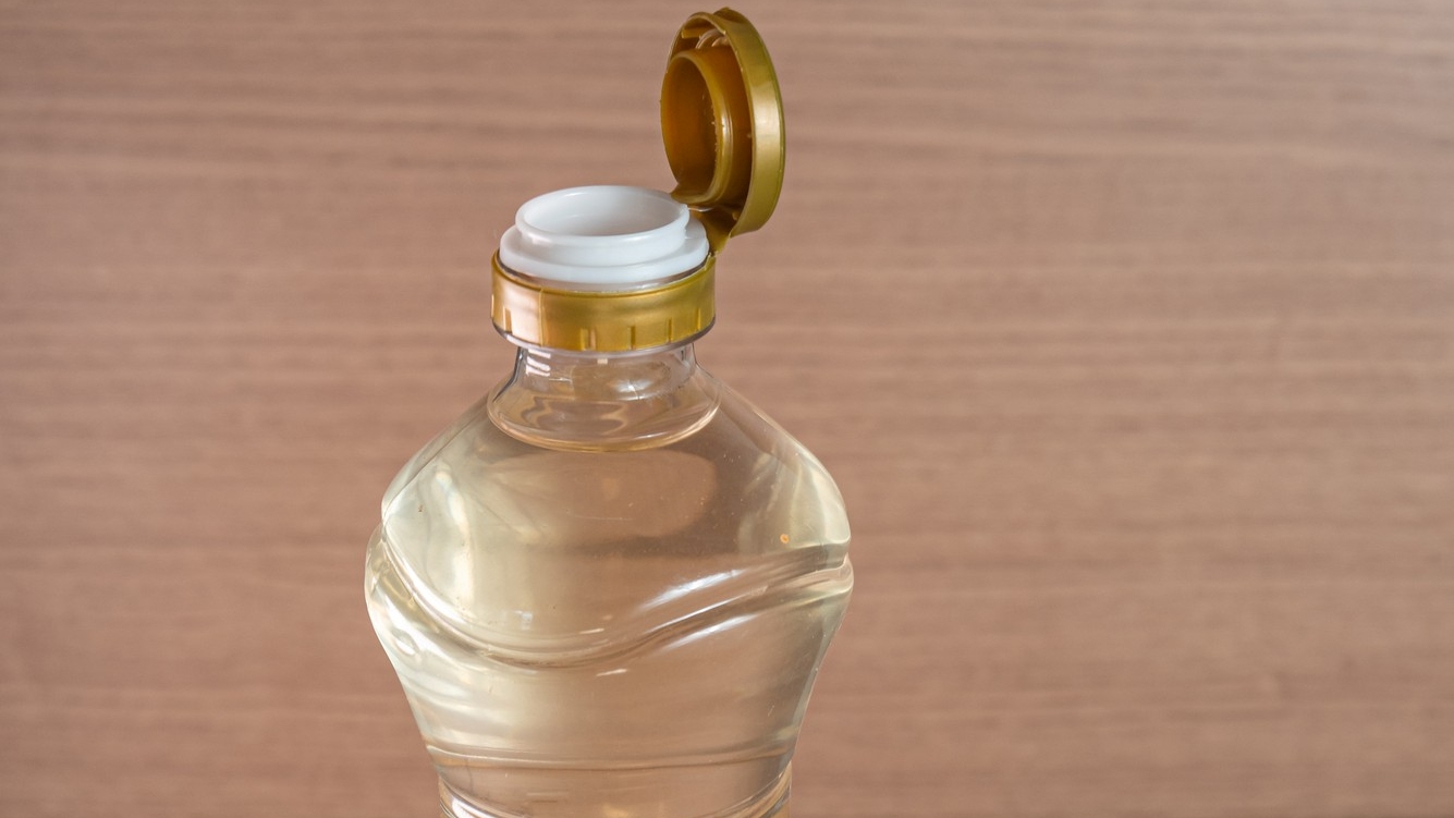 Usar vinagre nas grelhas do banheiro: para que serve e quais benefícios isso tem