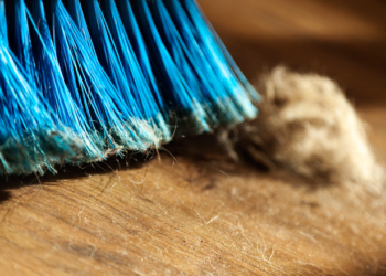 Colocar filme plástico na vassoura: por que recomendam fazer isso ao varrer e para que serve