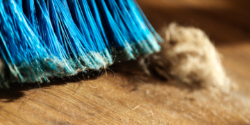 Colocar filme plástico na vassoura: por que recomendam fazer isso ao varrer e para que serve