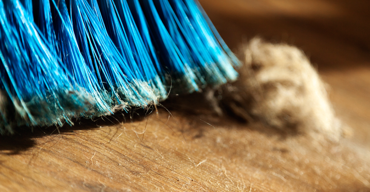 Colocar filme plástico na vassoura: por que recomendam fazer isso ao varrer e para que serve
