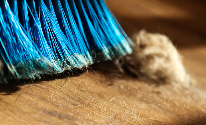 Colocar filme plástico na vassoura: por que recomendam fazer isso ao varrer e para que serve